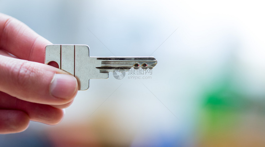 手持房屋钥匙新住宅和财产图片