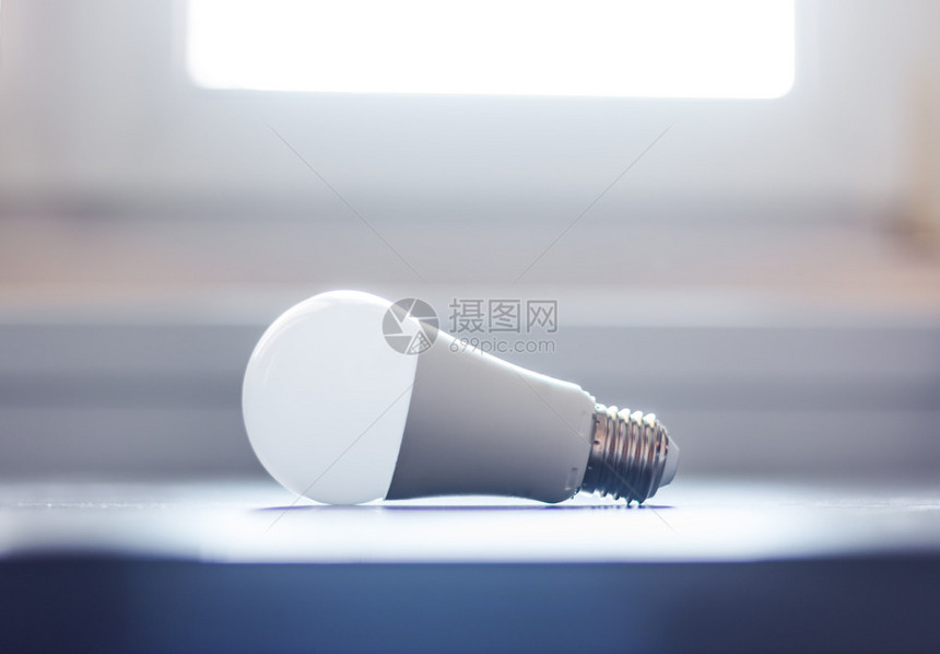 白灯泡在桌子上思想概念图片