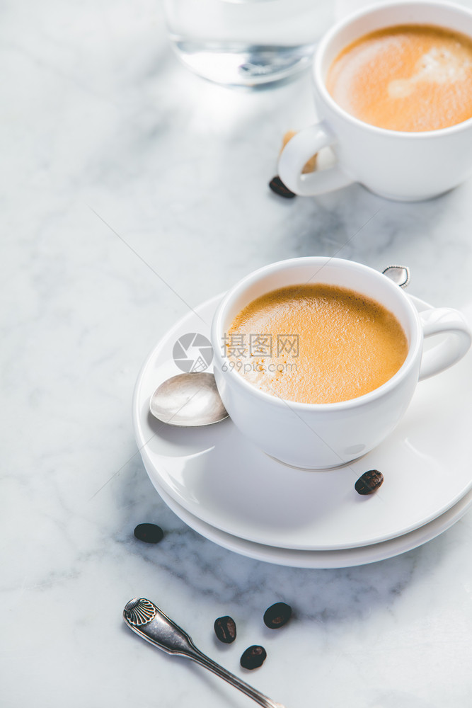 白色大理石背景的咖啡成分白色杯子的咖啡浓图片
