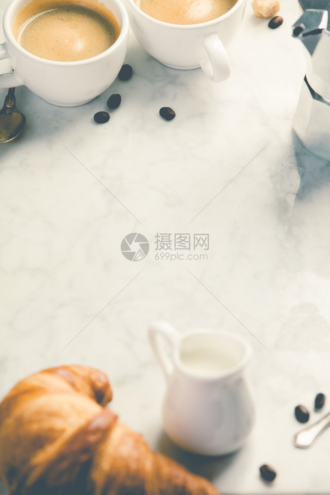 白色大理石背景的咖啡成分食品框架概念白色杯中的咖啡图片