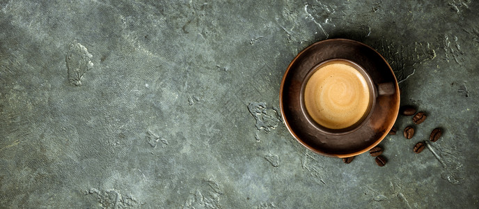 生锈背景的咖啡杯有文字空间平铺图片