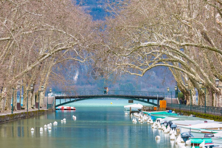 法国阿尔卑斯河威尼阿纳西湖附近的Vasse航道上著名的爱桥或阿穆尔角图片