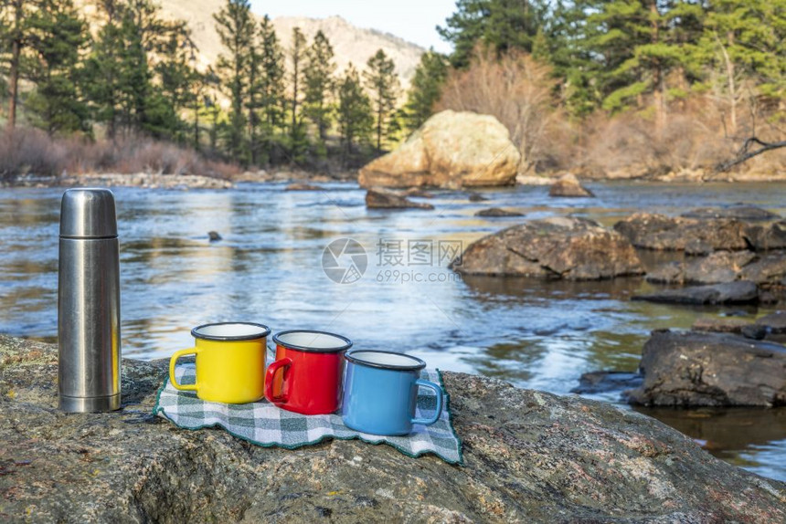 在山河沿岸的PoudreRiver科罗拉多州的PoudreRiver春初风景图片