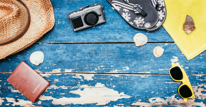 夏季背景休闲旅行概念草帽太阳镜贝壳旧照相机护和翻滚复制空间图片