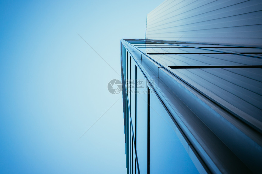 现代办公大楼玻璃窗外的蓝色摩天大楼图片
