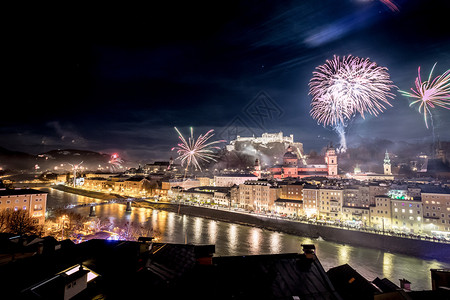 夜里多彩的烟火萨尔茨堡老城和新年的费斯通霍亨萨尔茨堡夏娃图片