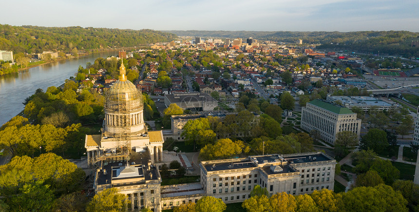 太阳升起在Kanawha河中反射缓慢的流动由CharlestonWestVirginia市中心图片