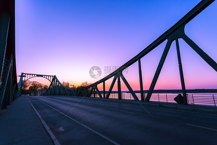柏林Glienicker大桥的轮椅晚间风景图片