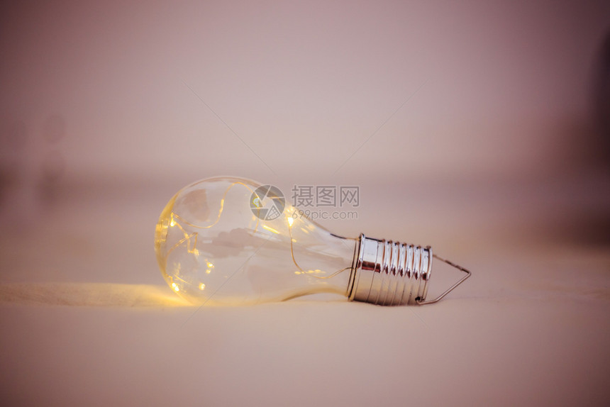 LED灯泡躺在床上是思想和创新的标志图片