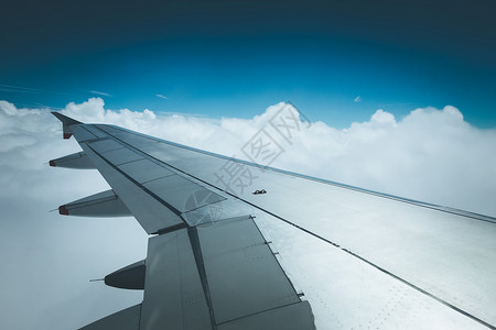 从飞机窗口看到灰色飞机机翼图片