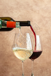 白葡萄酒和红倒入杯子紧贴高清图片
