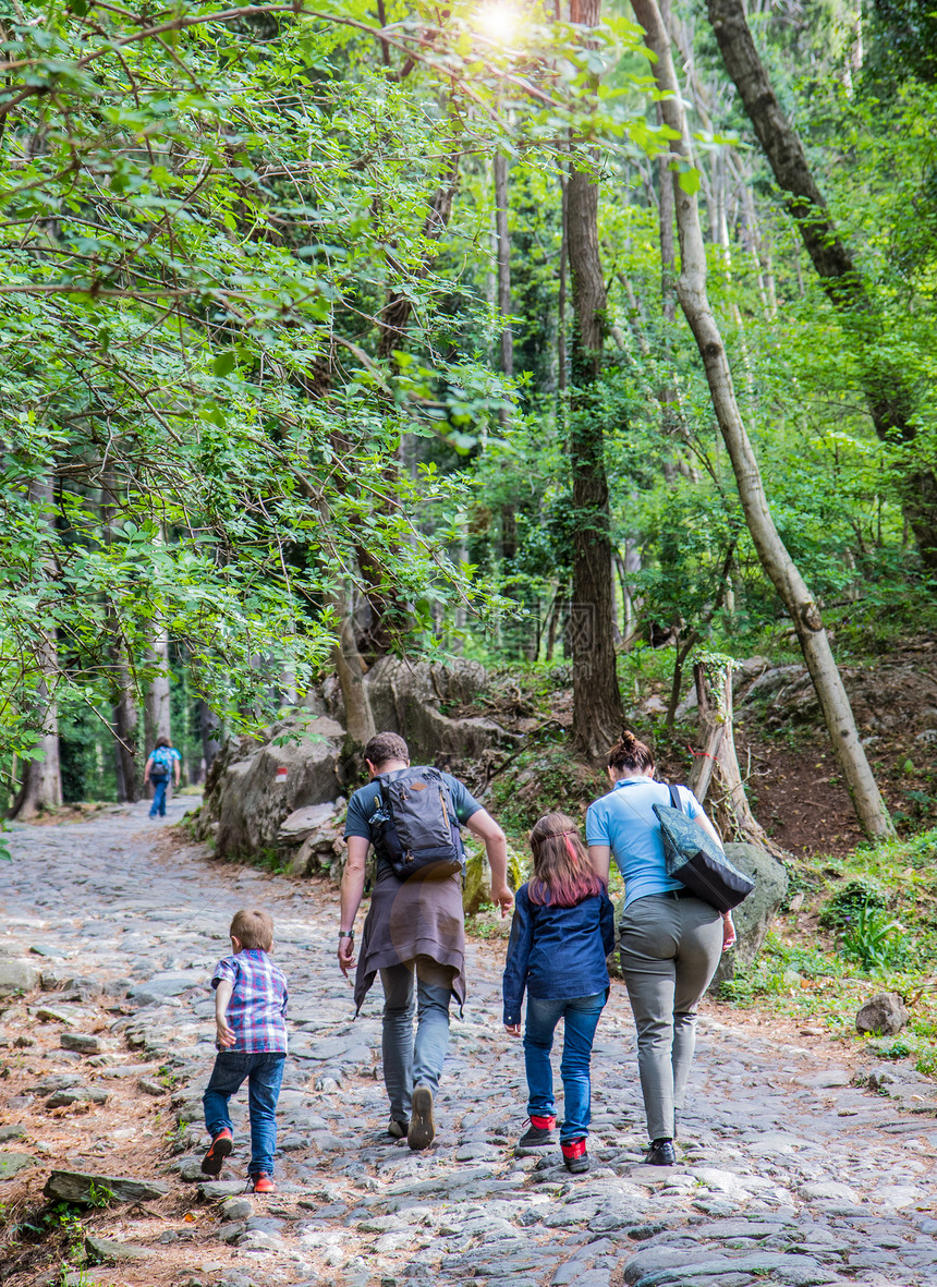 幸福的家庭在森林里徒步旅行图片