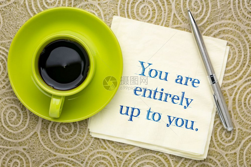 你完全取决于鼓舞人心的笔迹在餐巾纸上加一杯咖啡图片