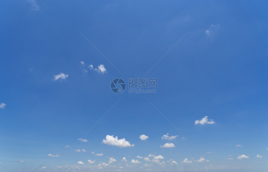 清蓝的天空有白毛云自然背景图片