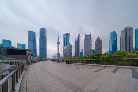 在上海市心金融区和亚洲智能城市的商业中心日落时天梯和高楼办公图片