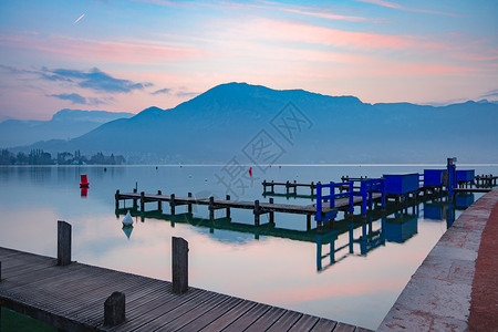 日出时安纳西湖和阿尔卑斯山威尼安纳西湖图片