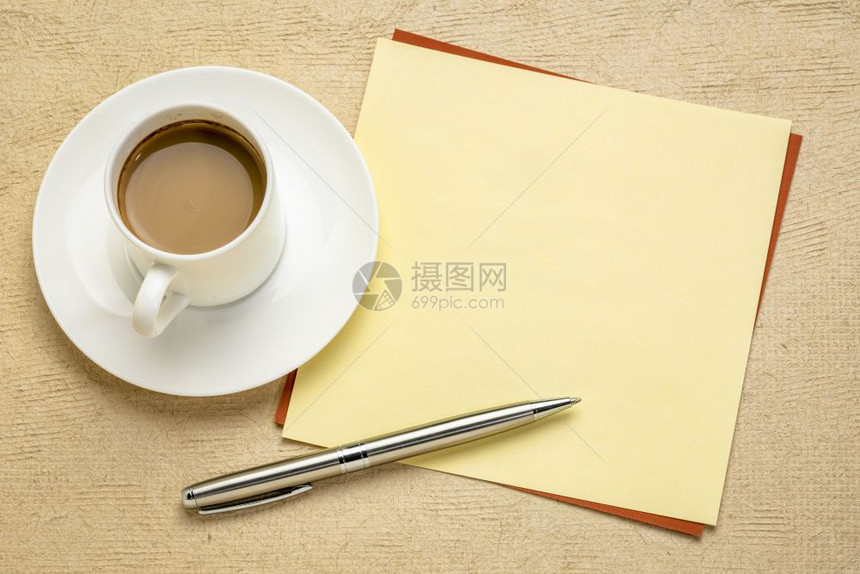平方黄纸条加上一杯咖啡和笔与纸质图片