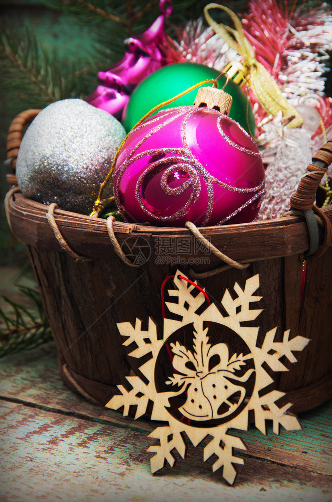 圣诞篮子和木背景的玩具图片
