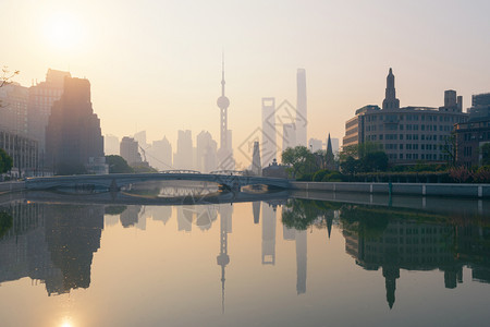 上海市府珍珠天线由黄浦河与雾相伴金融区和亚洲智能城市的商业中心日出时天梯和上楼大在TheBund附近背景图片
