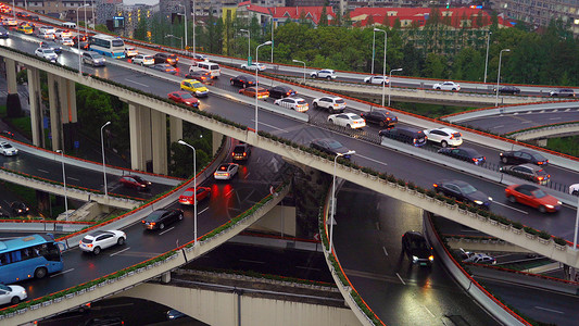 上海市府的桥梁和公路上汽车在夜里行驶图片