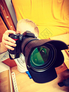 儿童激情和爱好概念儿童玩大专业数码相机在室内拍摄各种照片图片
