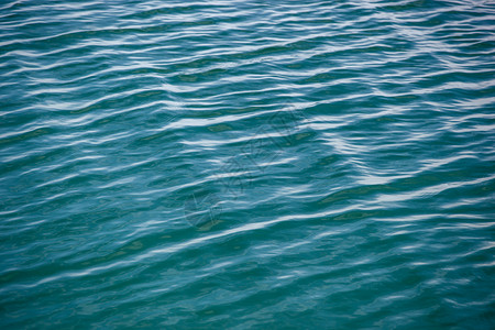 蓝色水面上的波纹图片