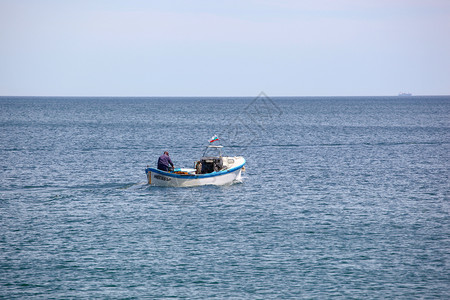 保加利亚Pomorie2019年5月日海上渔船图片