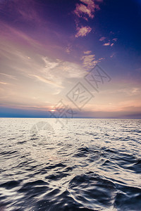 波罗的海日落平面和云天宁静的风景背景图片