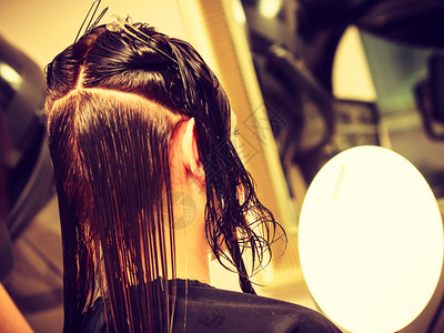 在理发店做发型的女人背景图片