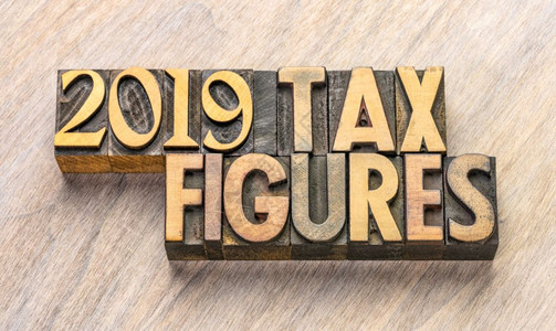 2019年税收数字用旧印刷纸质木材型的文字摘要图片