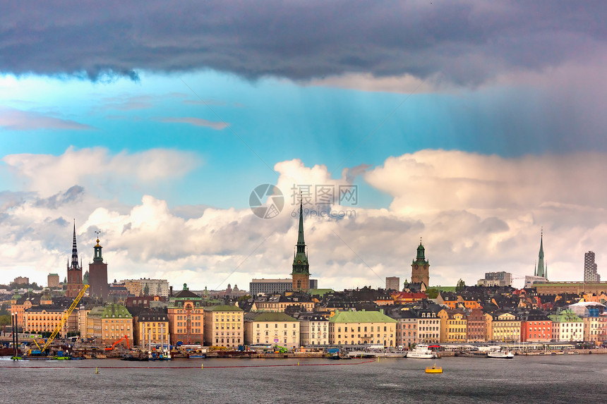 GamlaStan在瑞典首都斯德哥尔摩老城雨天的GamlaStan全景观瑞典首都斯德哥尔摩GamlaStan图片