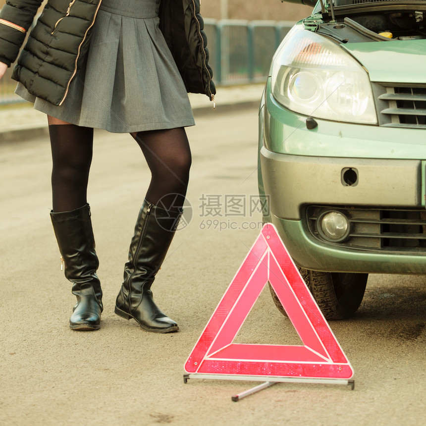 汽车援助和保险旅行时的麻烦概念路上的汽车和三角形破裂妇女等待帮助汽车和三角形在路上图片