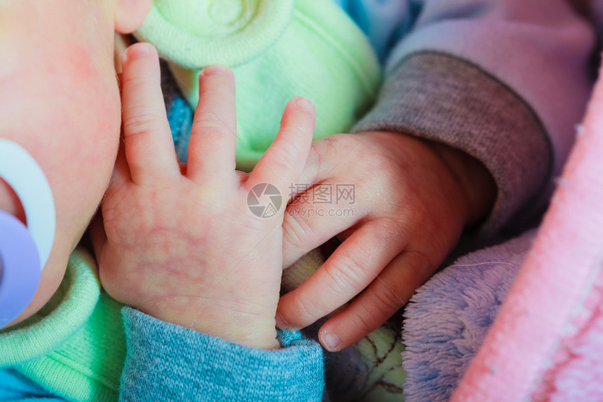 童年概念小新生婴儿亲手紧图片