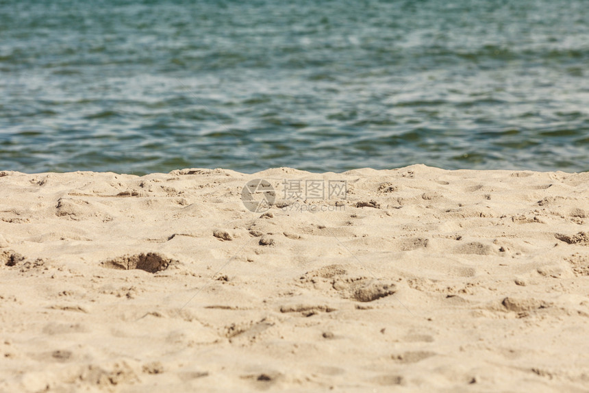 自然美观概念黄色沙子和清蓝水的对称照片沙子和水的对称照片图片