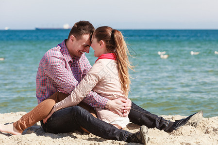幸福的情侣在海边滩约会图片