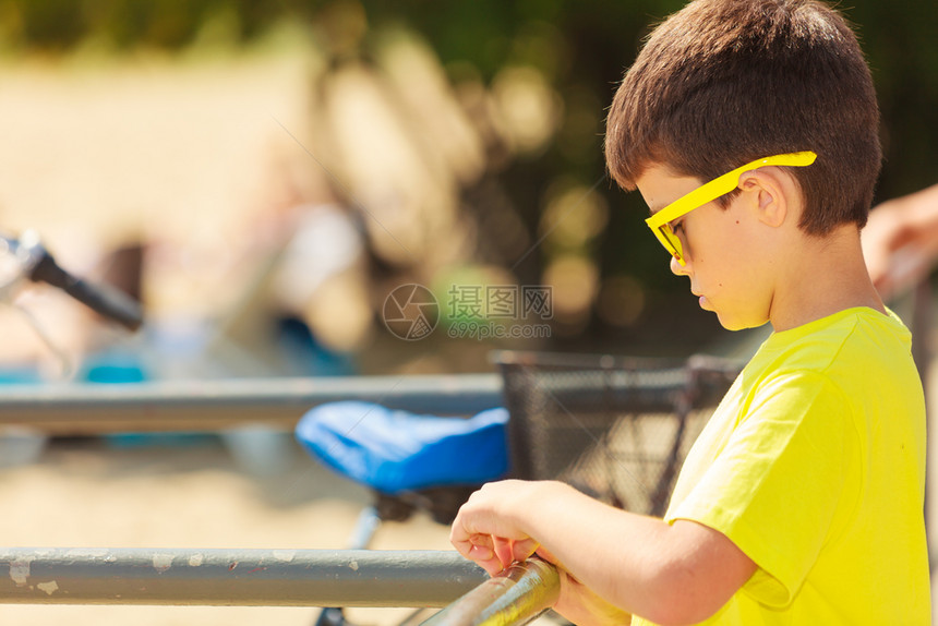 小男孩在海边沙滩上玩得开心小孩子在夏日新鲜空气上玩得开心男孩在海边玩得开心图片
