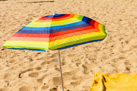 沙滩物体和附件概念夏季天气期间多彩的夏季伞式图片