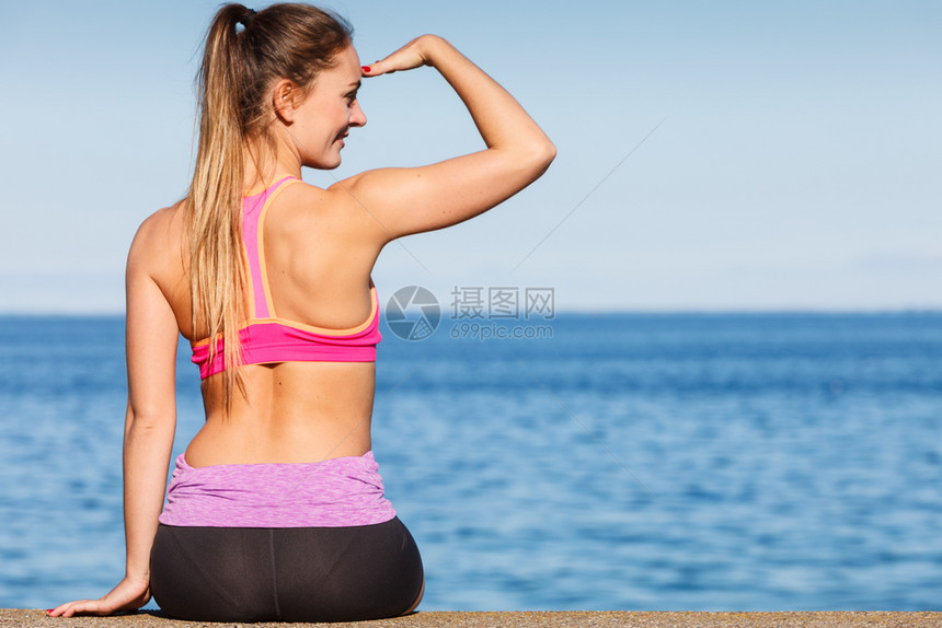 女在户外运动后休息在海边运动服上穿的适合身体女孩休息图片
