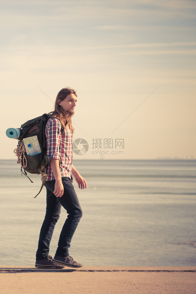 冒险夏季旅游积极生活方式青年长发男子流浪背包在海边行走背包在海边行走背包在海边行走图片