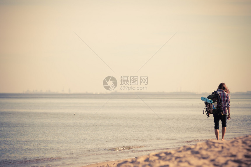 冒险夏季旅游积极生活方式青年长发男子流浪背包在海边流浪背包被海边践踏图片