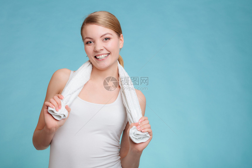 身体健康干净淋浴后快乐肩膀上带着毛巾微笑图片