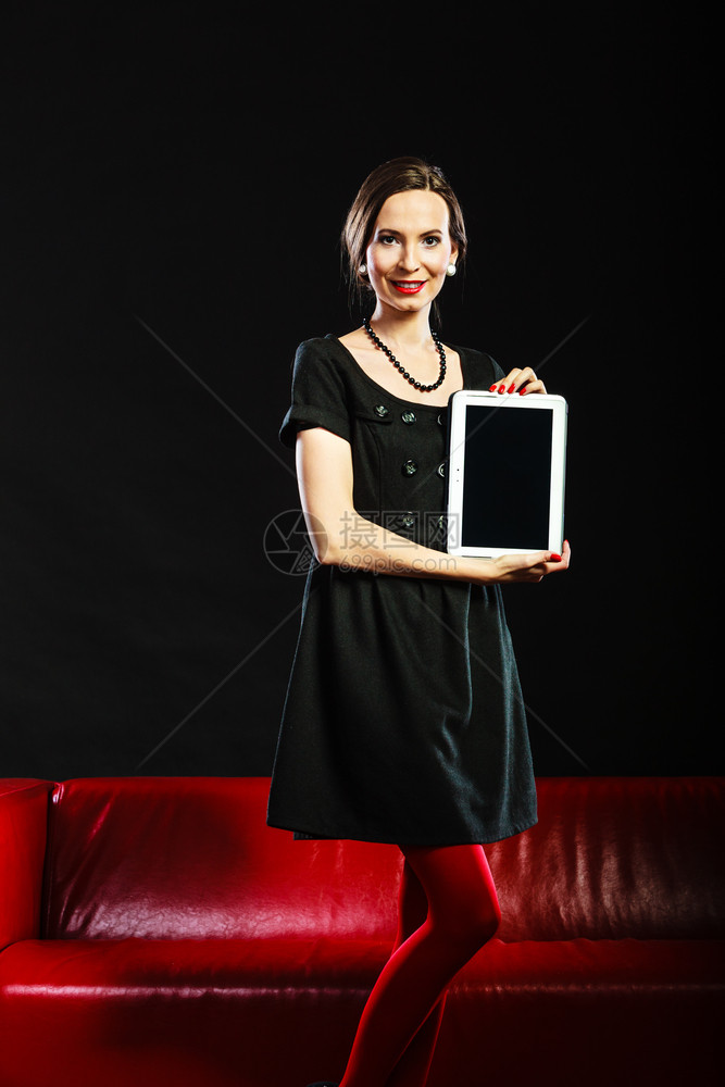 时装女古老的红嘴唇指甲显示平板触摸黑色上有复制空间图片