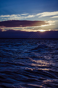 夜晚海平面云空晴朗的景象自然背观游艇色美丽的海洋日落图片
