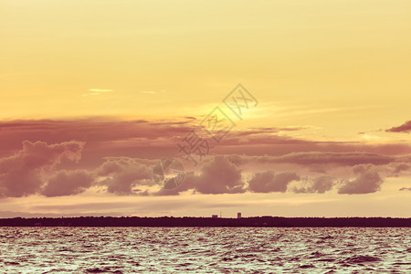 美丽的海景夜晚波罗的海日落地平线和云天静的风景背景图片