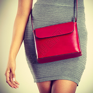 女用红色手袋走路身体的一部分女臀时装概念女用红色手袋图片