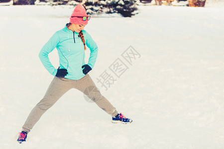 女孩在冷冻温度下工作在零温度锻炼健身时装康自然概念图片