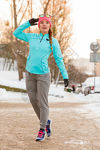 准备在零以下温度锻炼时装健康身概念图片