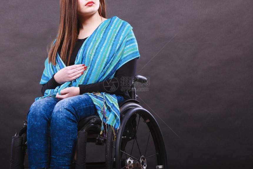 健康疾病残无用悲剧概念轮椅上的女孩平静地坐着的年轻残废女士轮椅上的孩图片