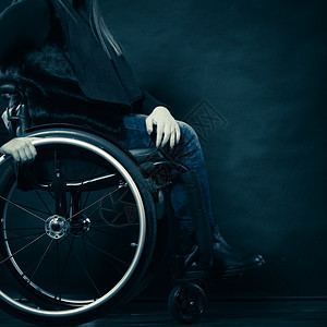 坐在身体制片室轮椅部分的残疾女青年孩被射向黑人图片