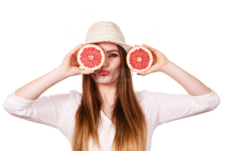 有吸引力的长发女子拿着葡萄水果切片看白微笑女子建议健康食物暑假幸福概念用两半葡萄果柑橘水遮住眼睛图片